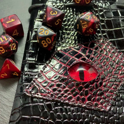 赤と黒の真珠光沢のある DnD 7 ダイス セットと手描きのドラゴン アイ ポーチ セット ビーガン パテント レザー
