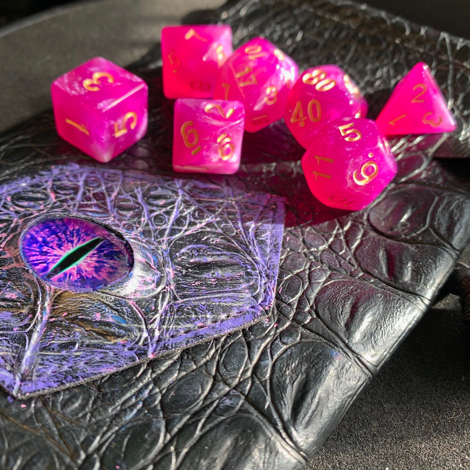 Eldritch Magenta Purple DnD 7 Dice Set And Hand Painted Dragon Eye Pouch Set In Vegan Leather - Darkmoon Fayre